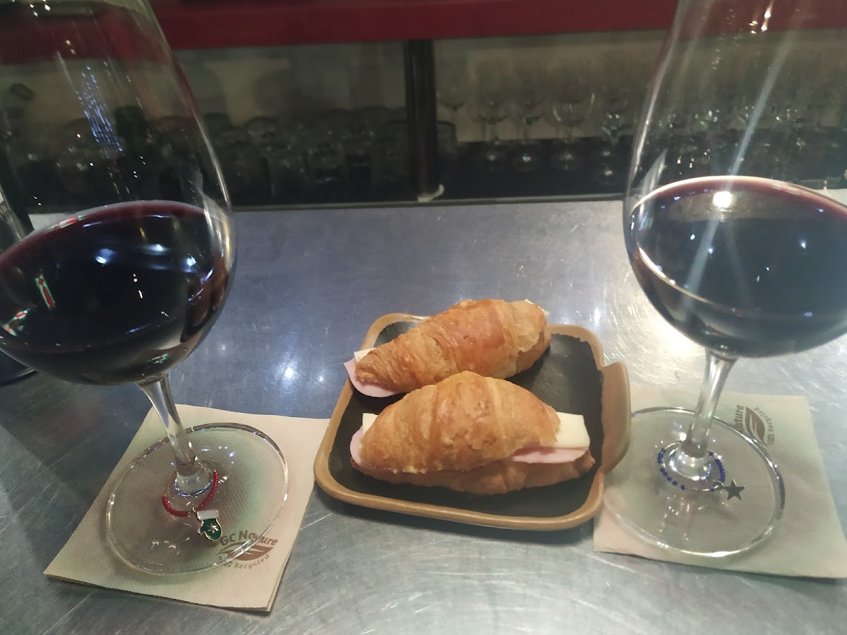 Vinoteca Cafetería Noche y Día - 3