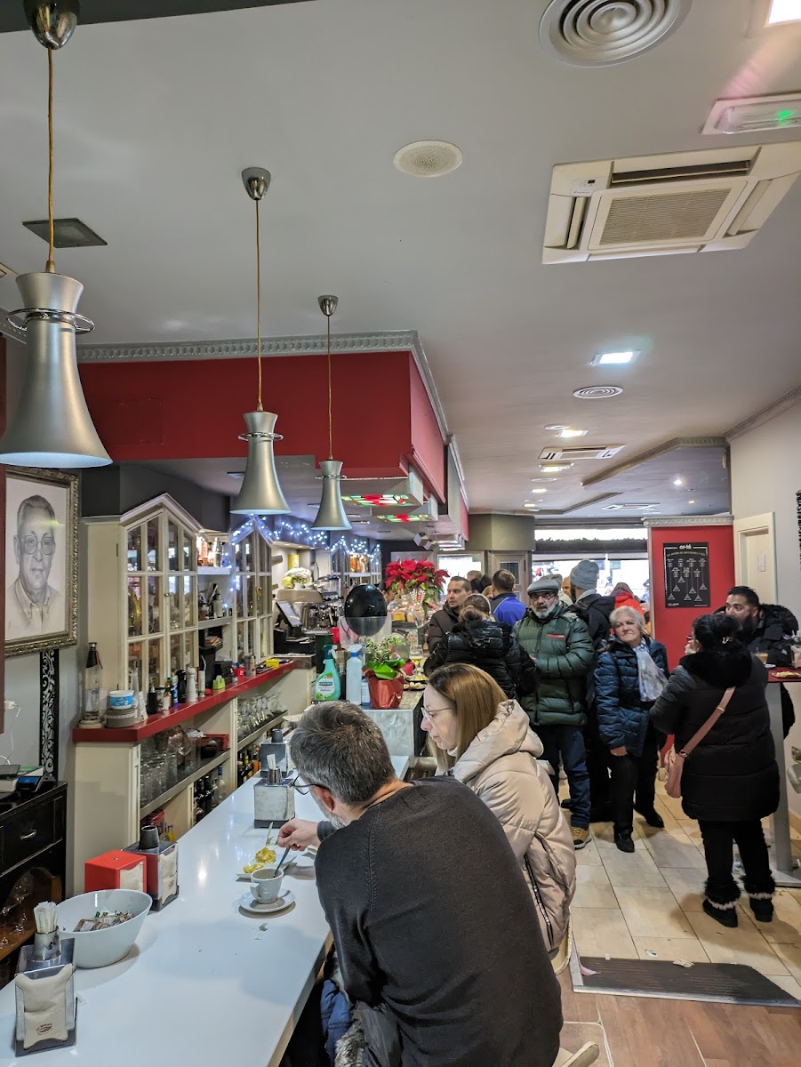 Vinoteca Cafetería Noche y Día - 4