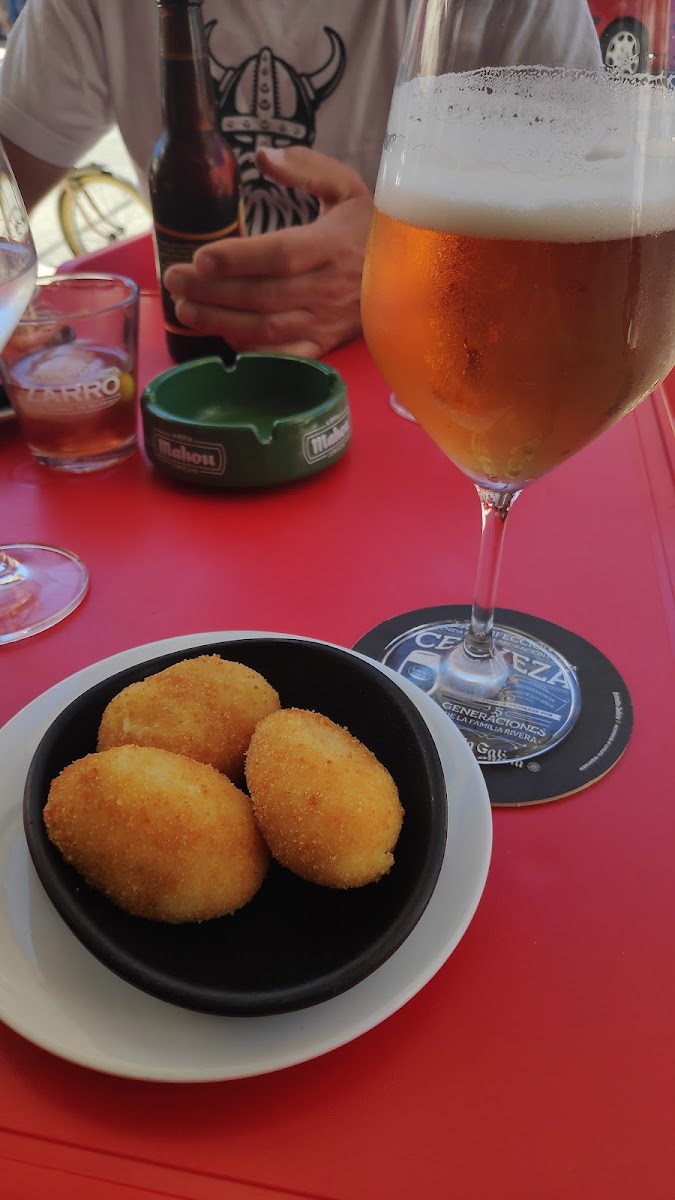 Vinoteca Cafetería Noche y Día - 5