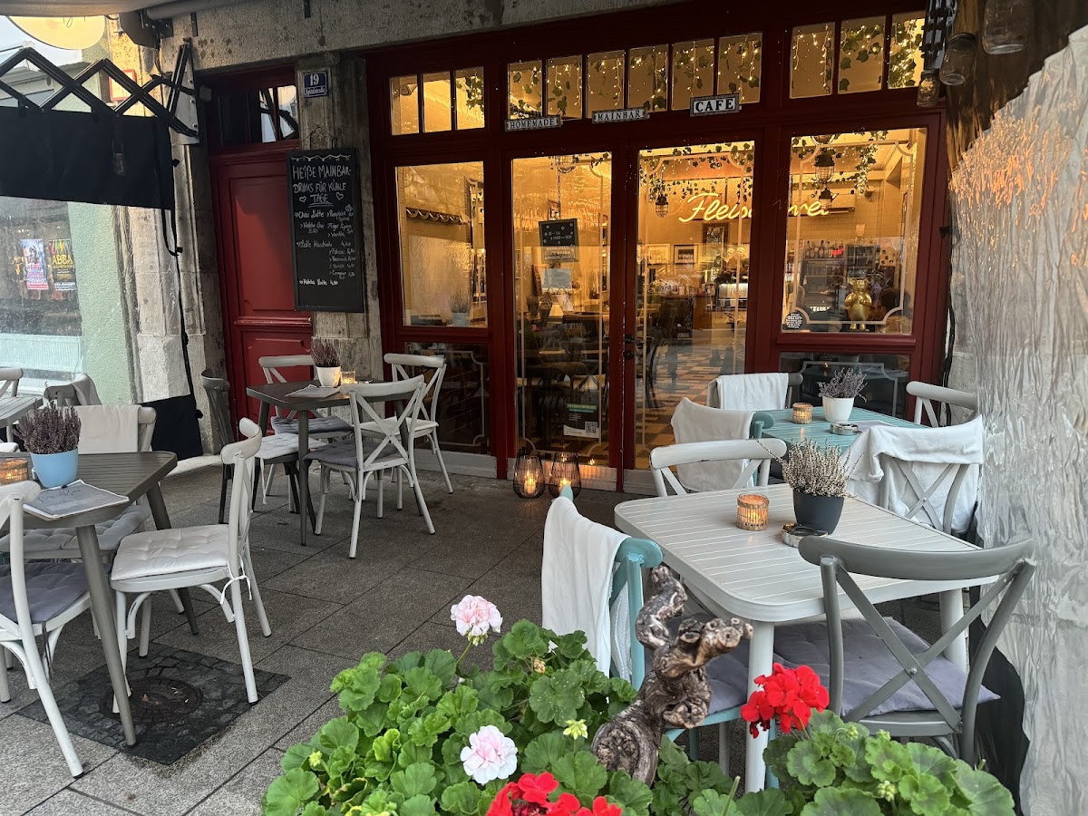 Mainbar Cafe,Drinks & Food