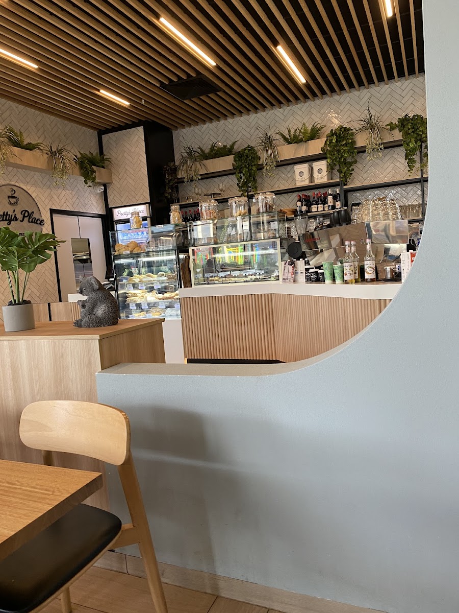 Pretty's Place Bar & Grill - 4