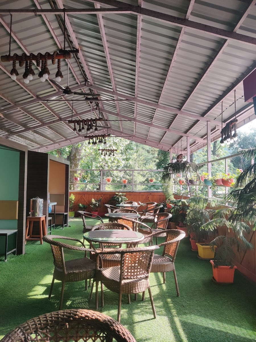 Cafe Retro & Restaurant - 3