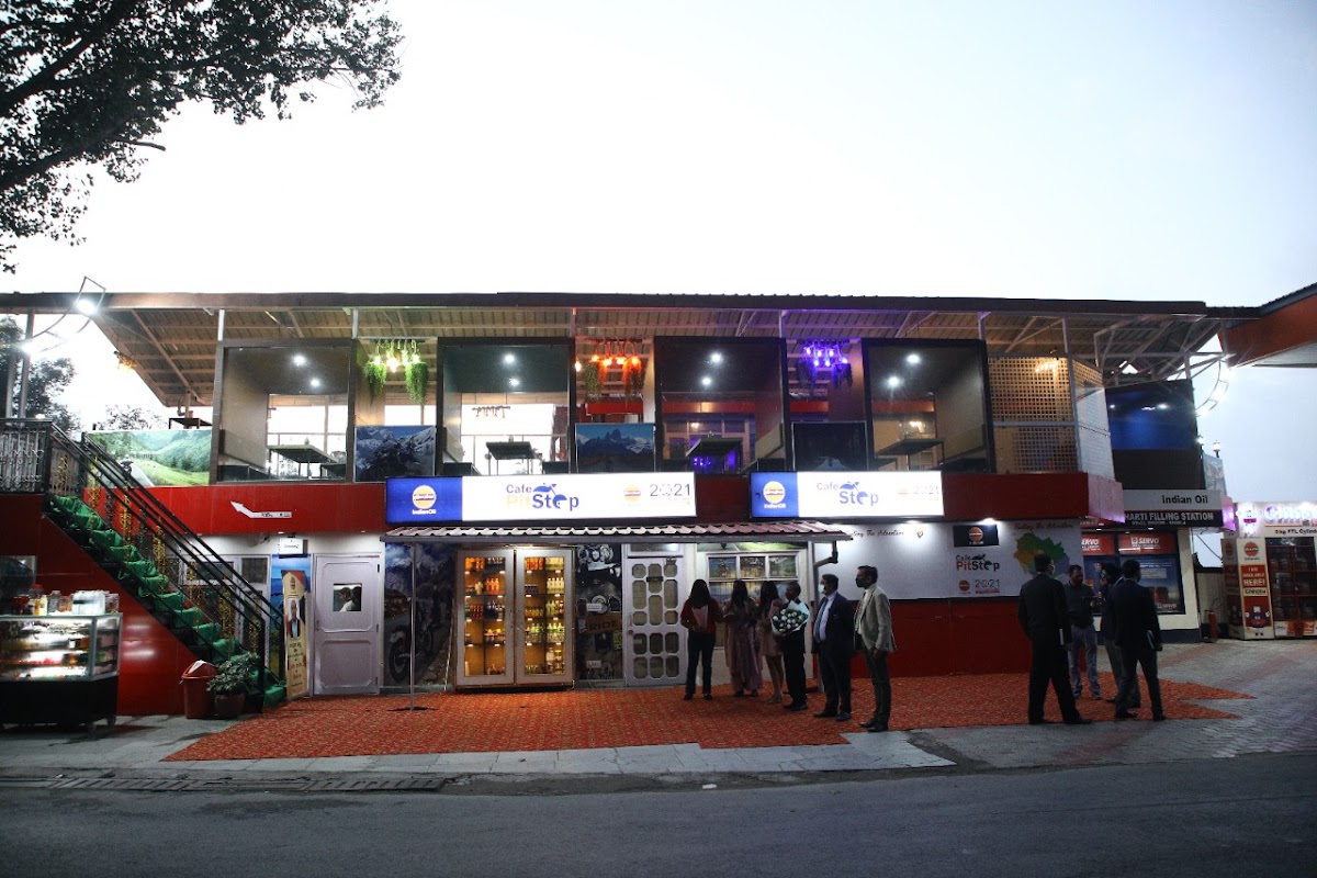 Cafe Retro & Restaurant - 7