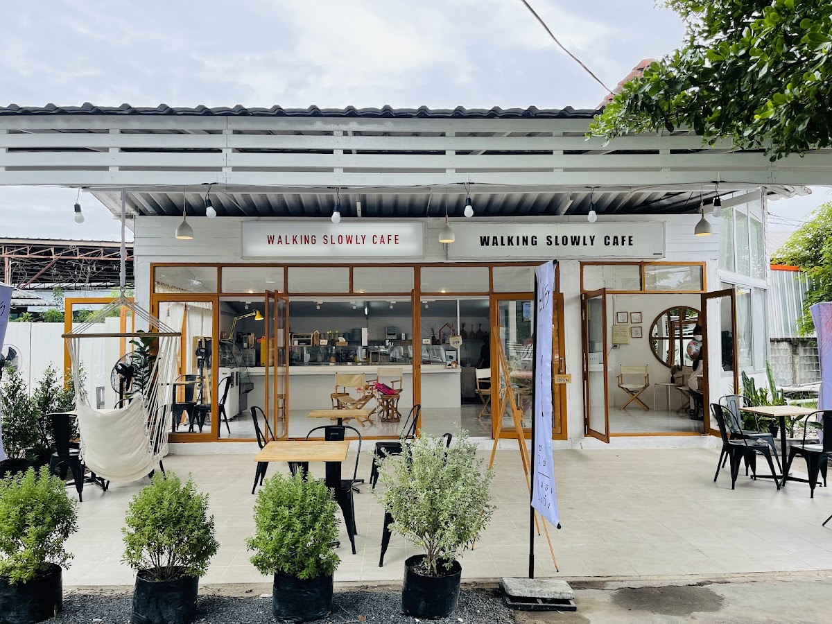 Walking slowly cafe