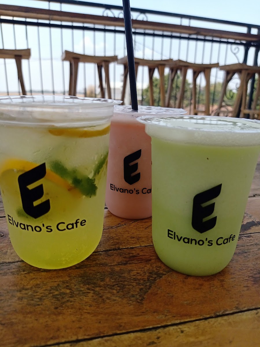 Elvano's Cafe & Photo Studio - 7