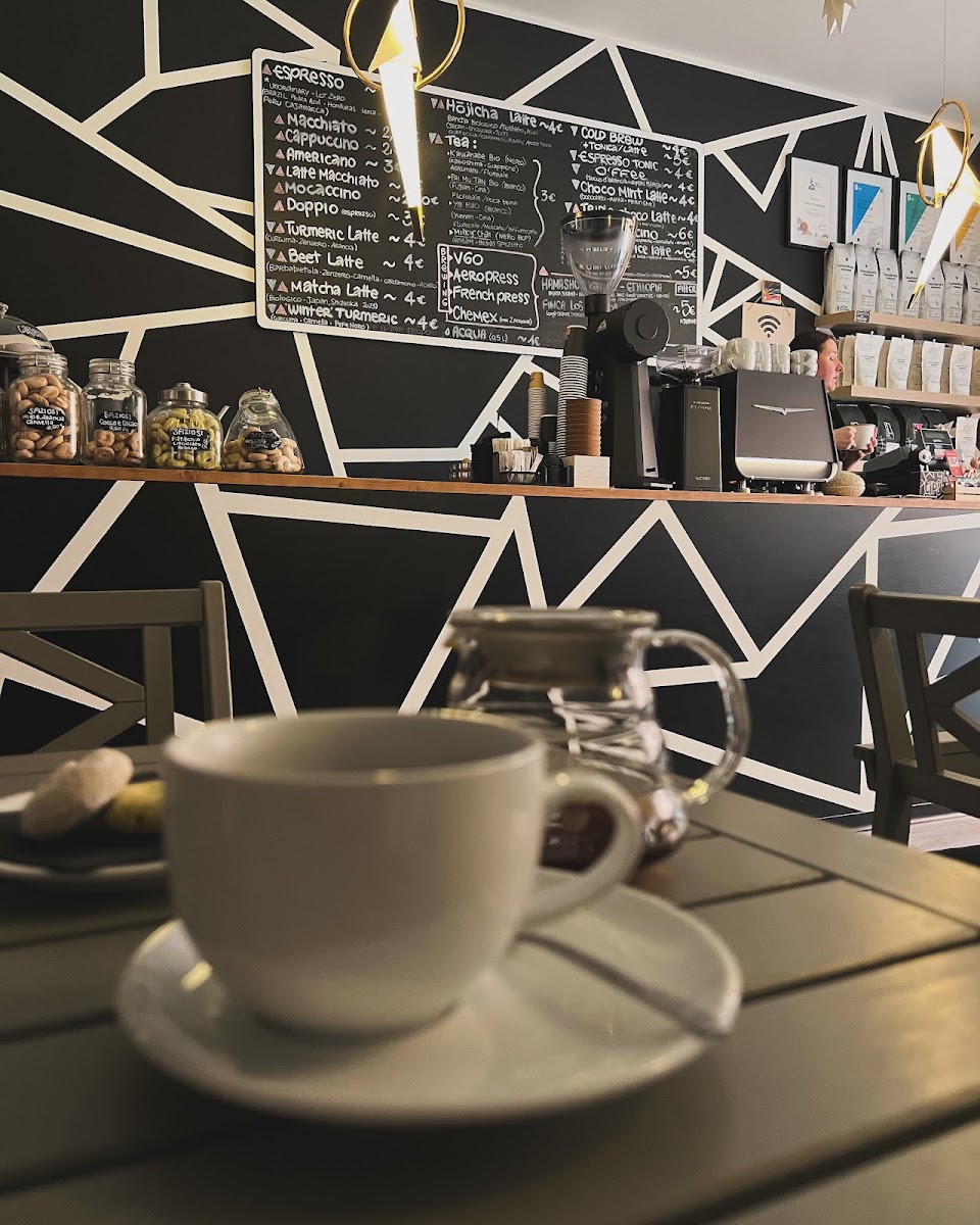 KURO - Specialty Coffee Shop & Brew Bar - 10