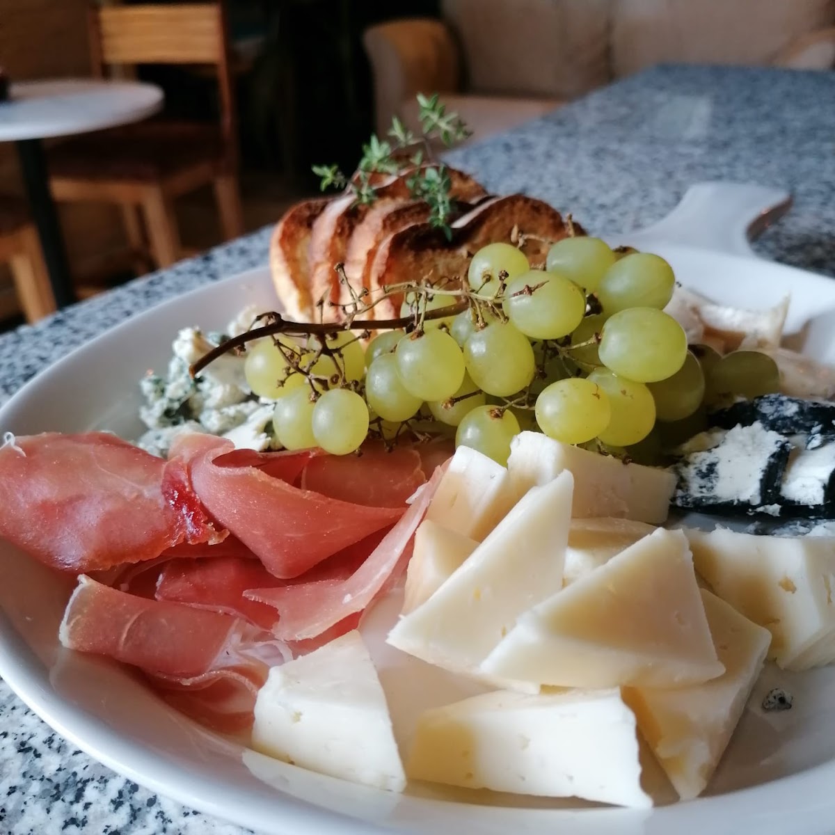 Lobo Negro Bistro & Café - 8