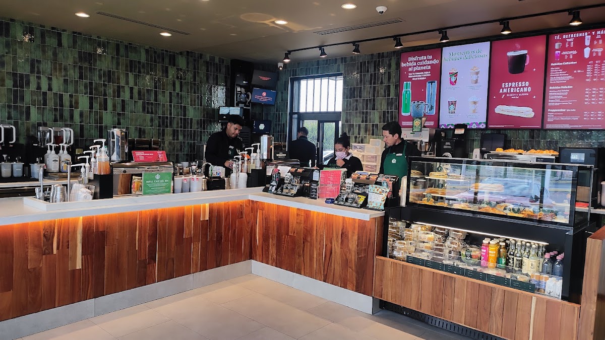 Starbucks Drive Thru Plaza Del Valle - 4