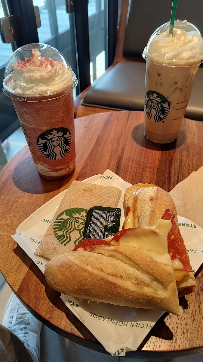 Starbucks Drive Thru Plaza Del Valle - 7
