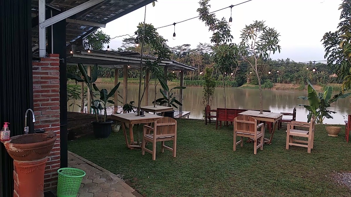Banyu Emas Cafe & Resto
