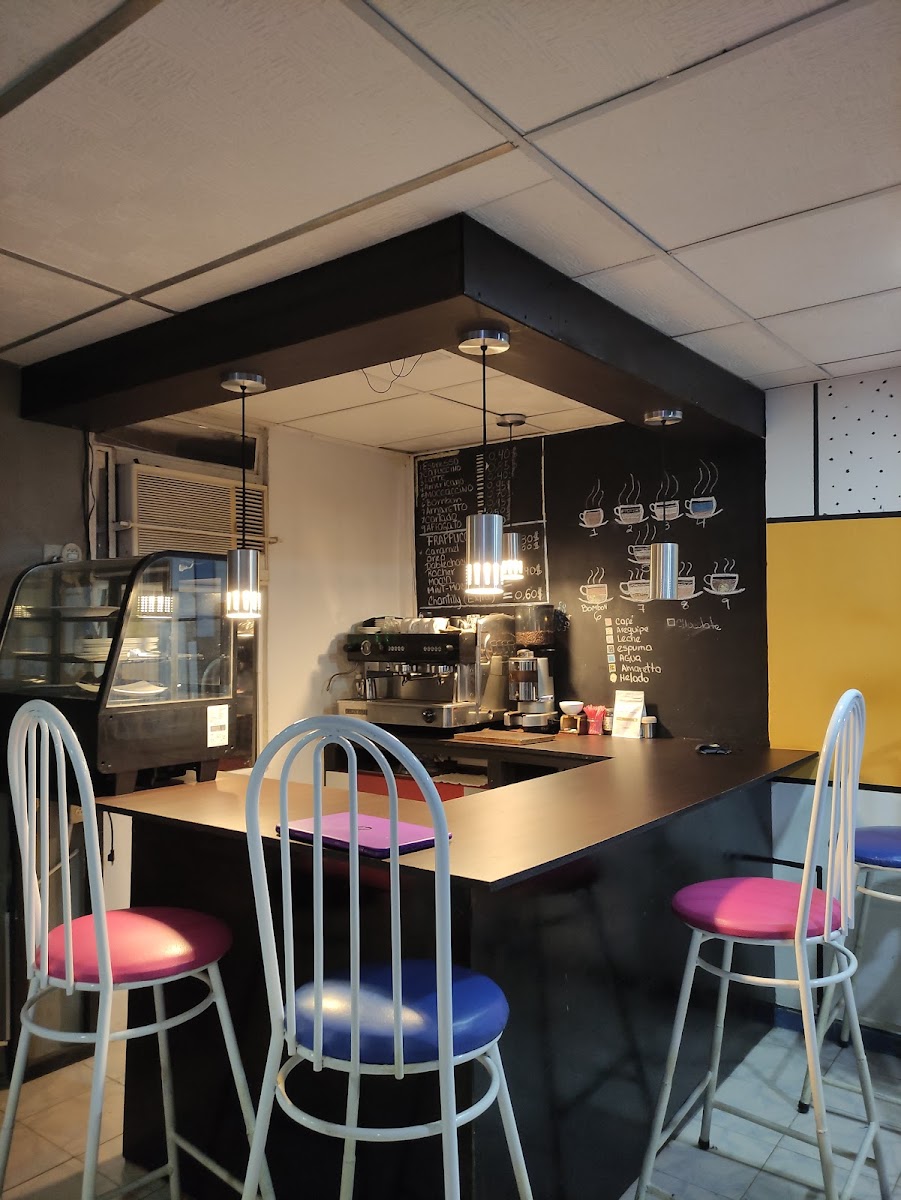 Charat Heladería, Café & Snacks