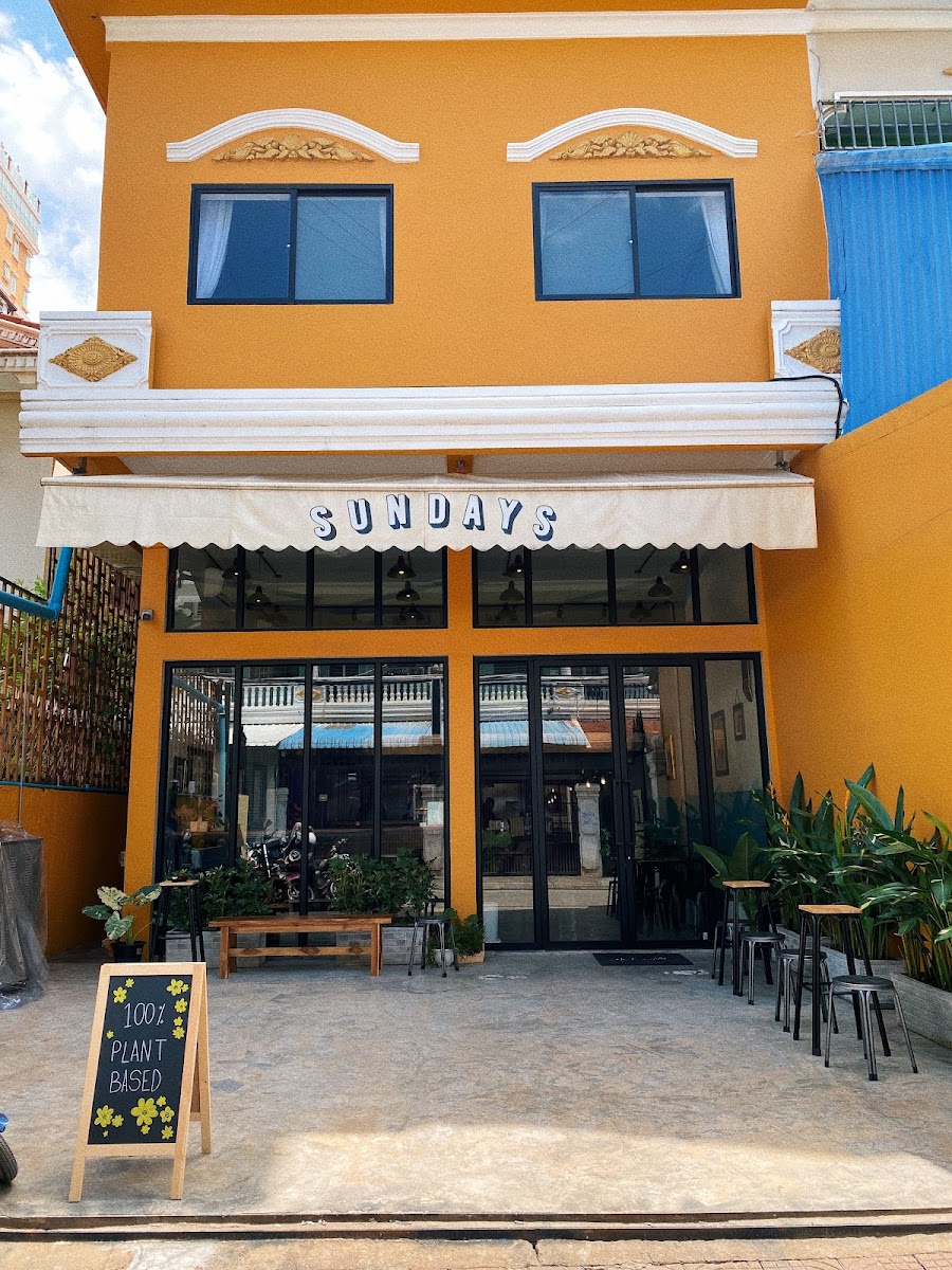 Sundays Cafe & Hotel