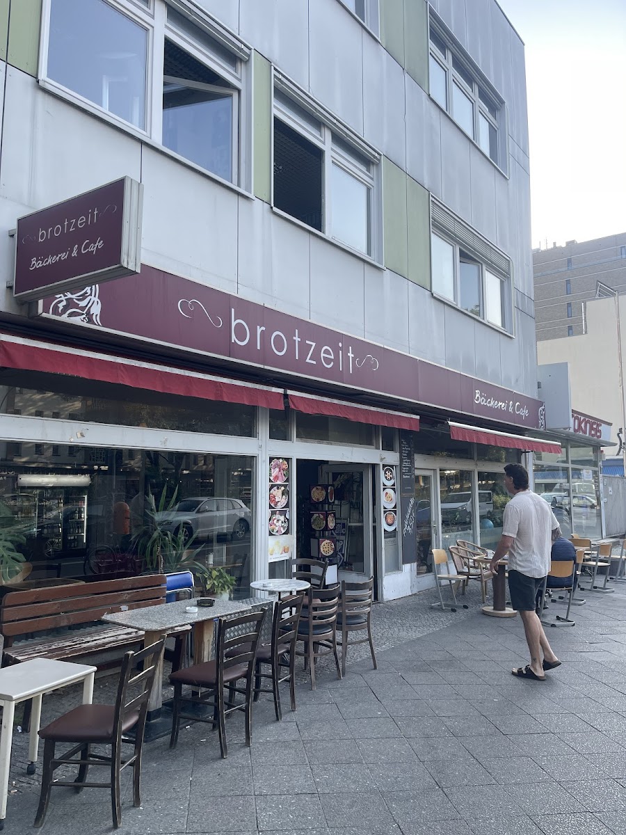 Bakery & Café brotzeit