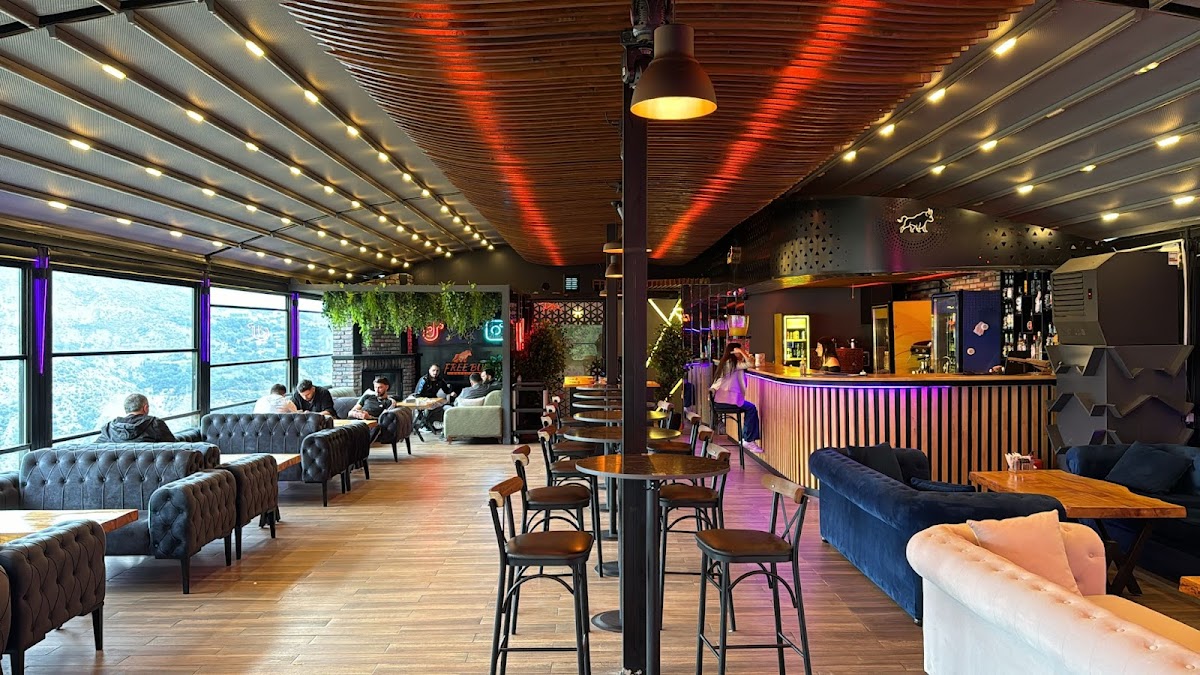 Free Bull Cafe & Bar - 4