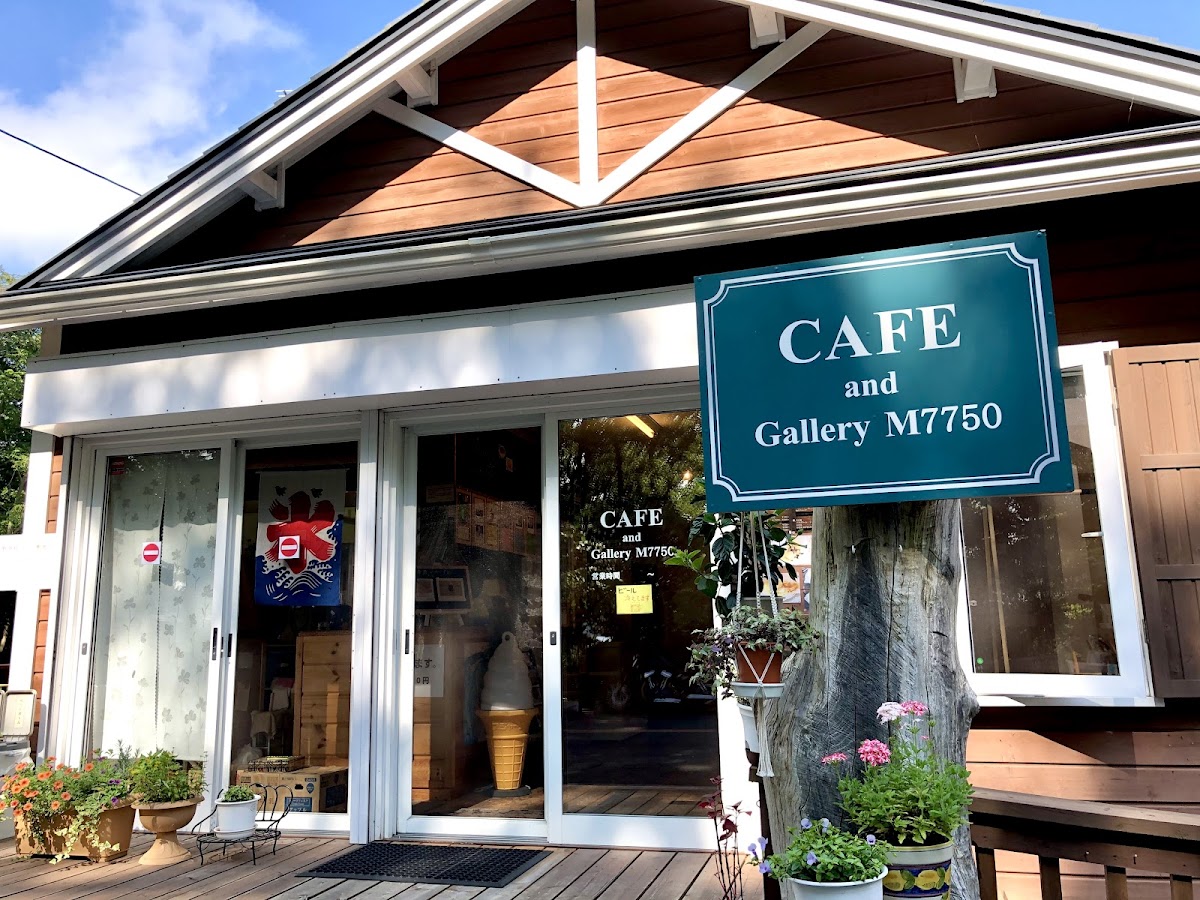 CAFE and Gallery M7750