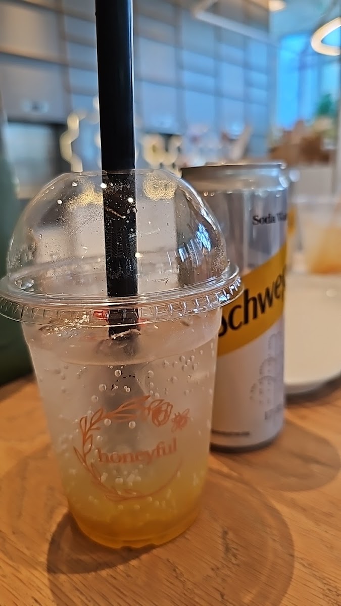 Honeyful Central Embassy - 9