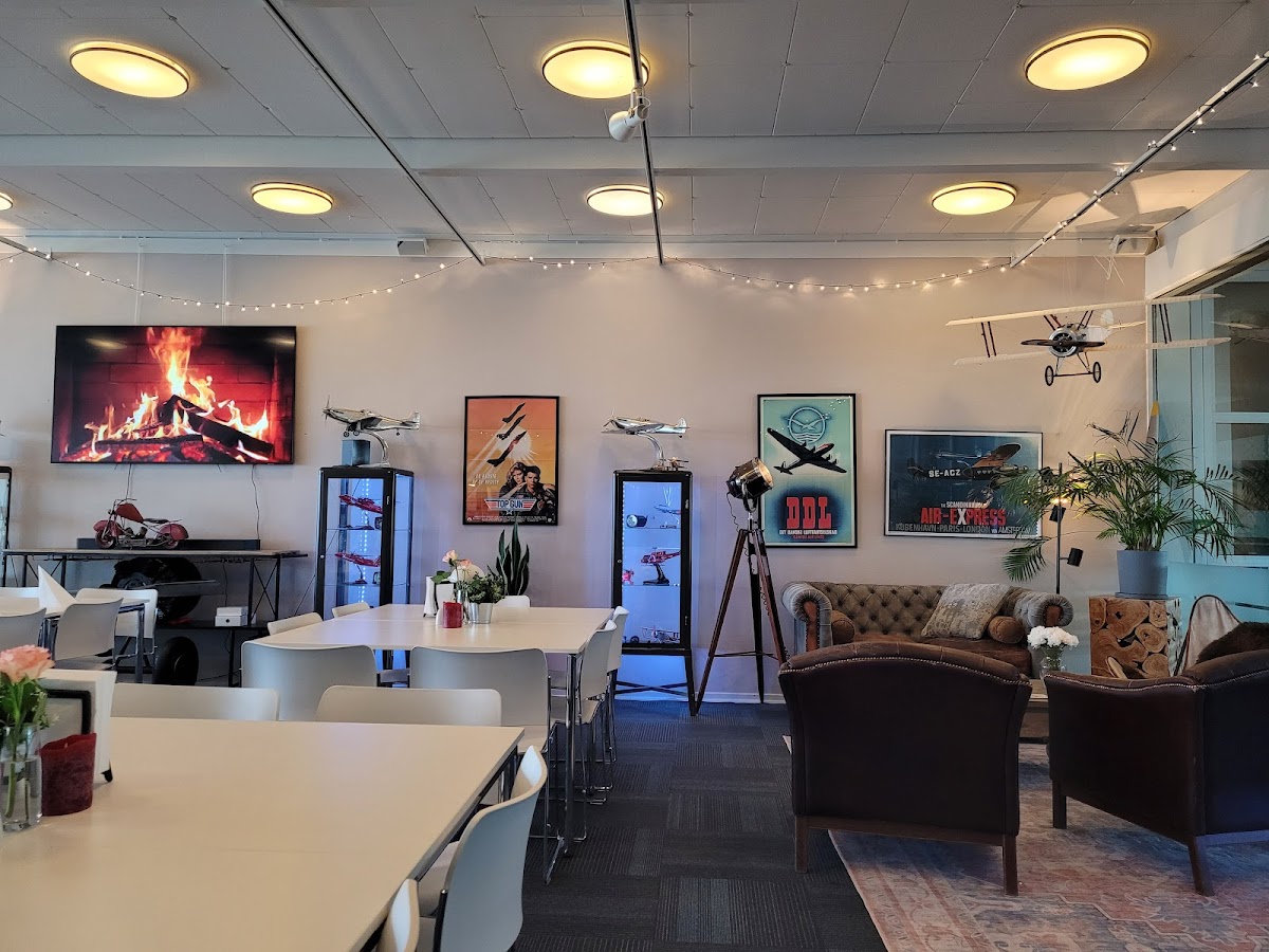 Flyver Caféen - (Åben Man-Fredag + Søndag og åben ved ALLE fly-afgange)