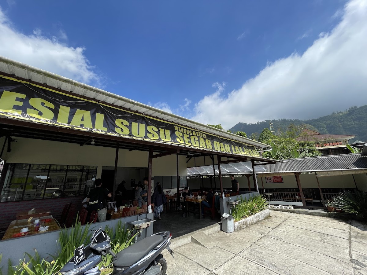 Warung Manteb ( lalapan dan kedai susu segar )