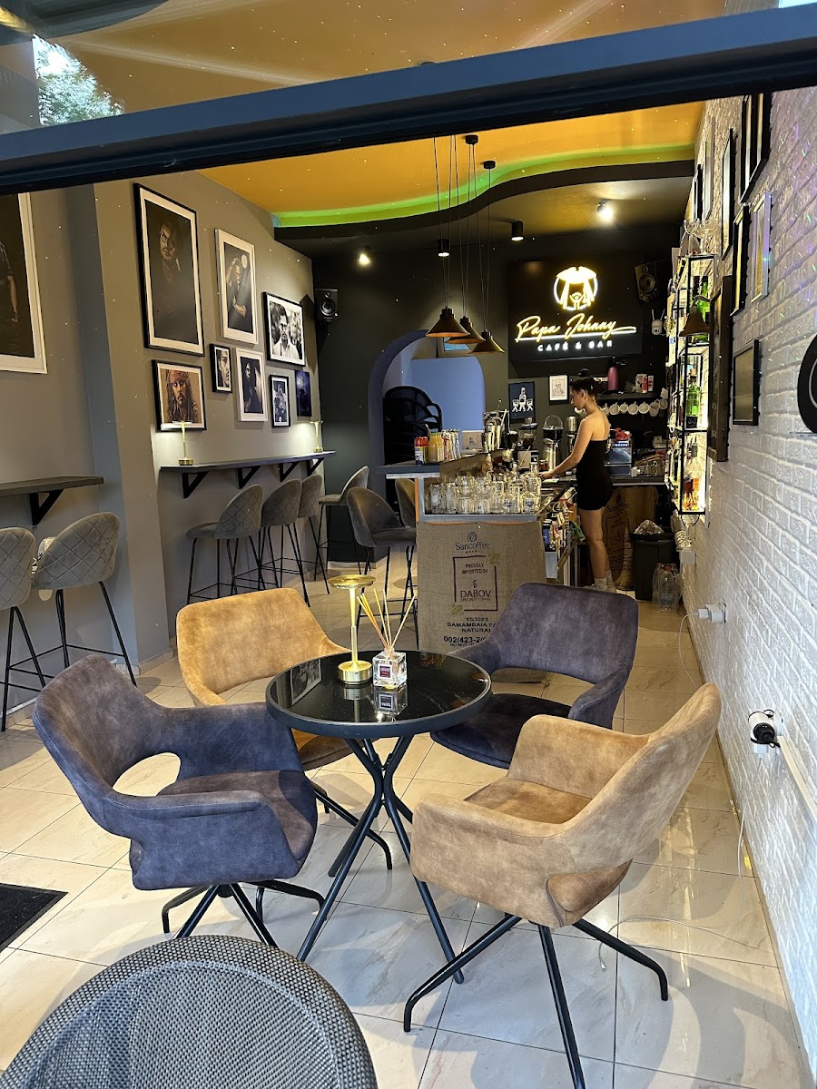 Papa Johnny café & bar