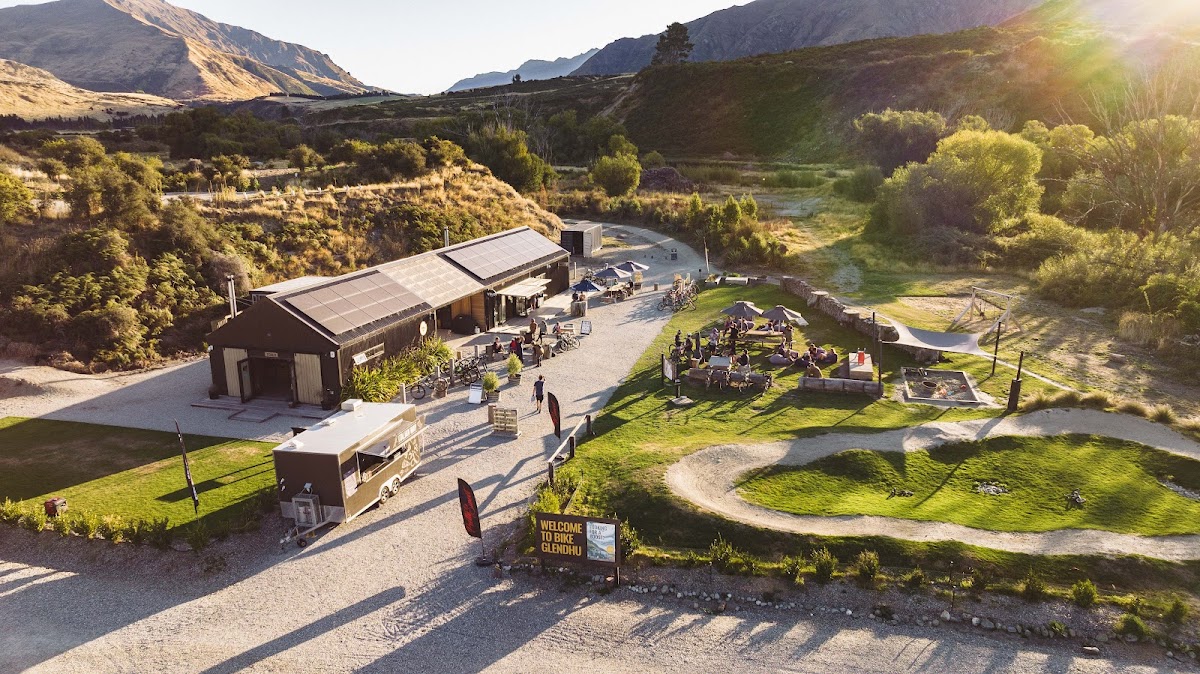 Velo Café & Beer Garden - 4