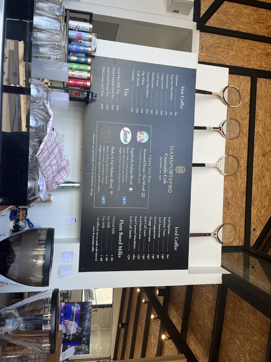 Courtside Cafe & Sports Bar - 4