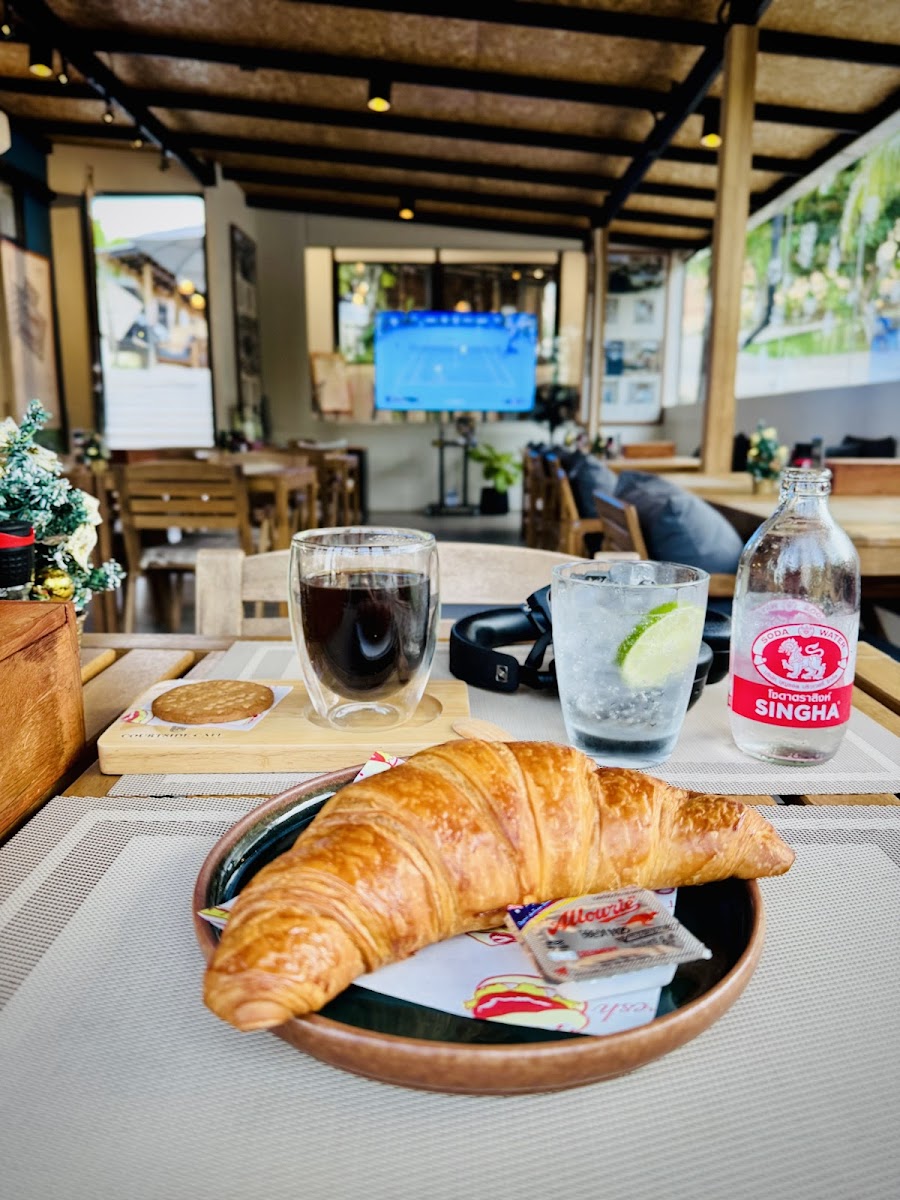 Courtside Cafe & Sports Bar - 5