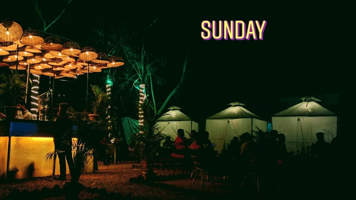 The road side lounge & cafe