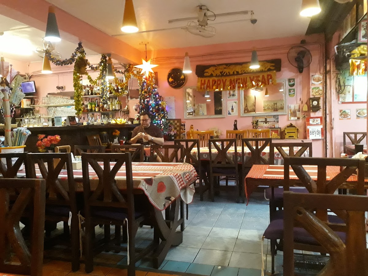 Noy soy4 จอมเทยน Madame Choucroute Restaurant