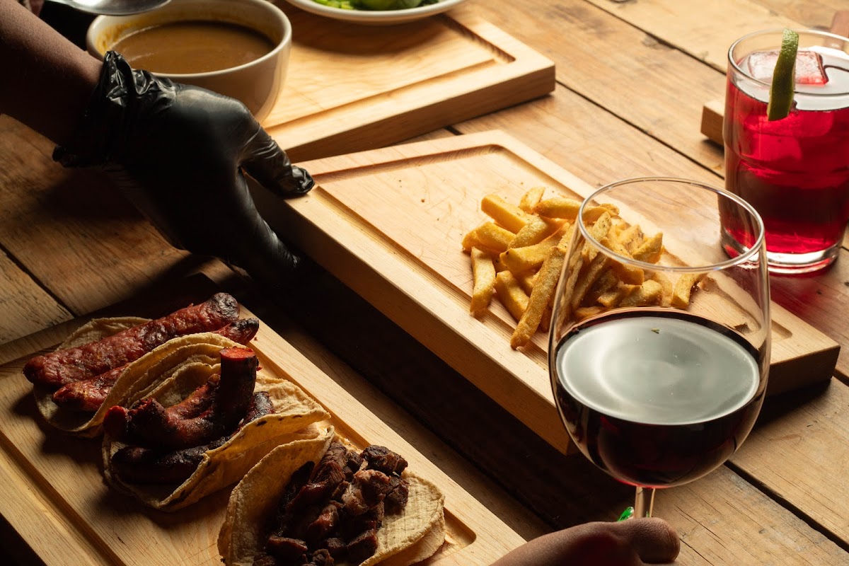 AL CARBÓN CARNE & VINO