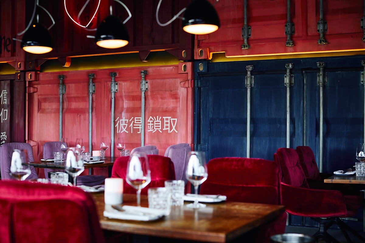 am kai restaurant. seafood. drinks. elbblick