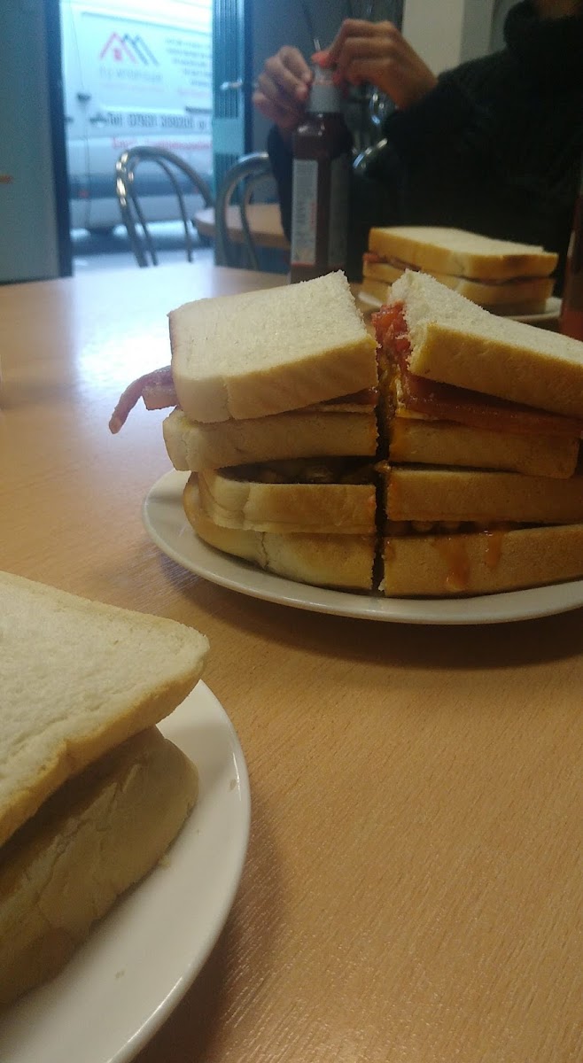 Greedy Pigs 2 Cafe - 4