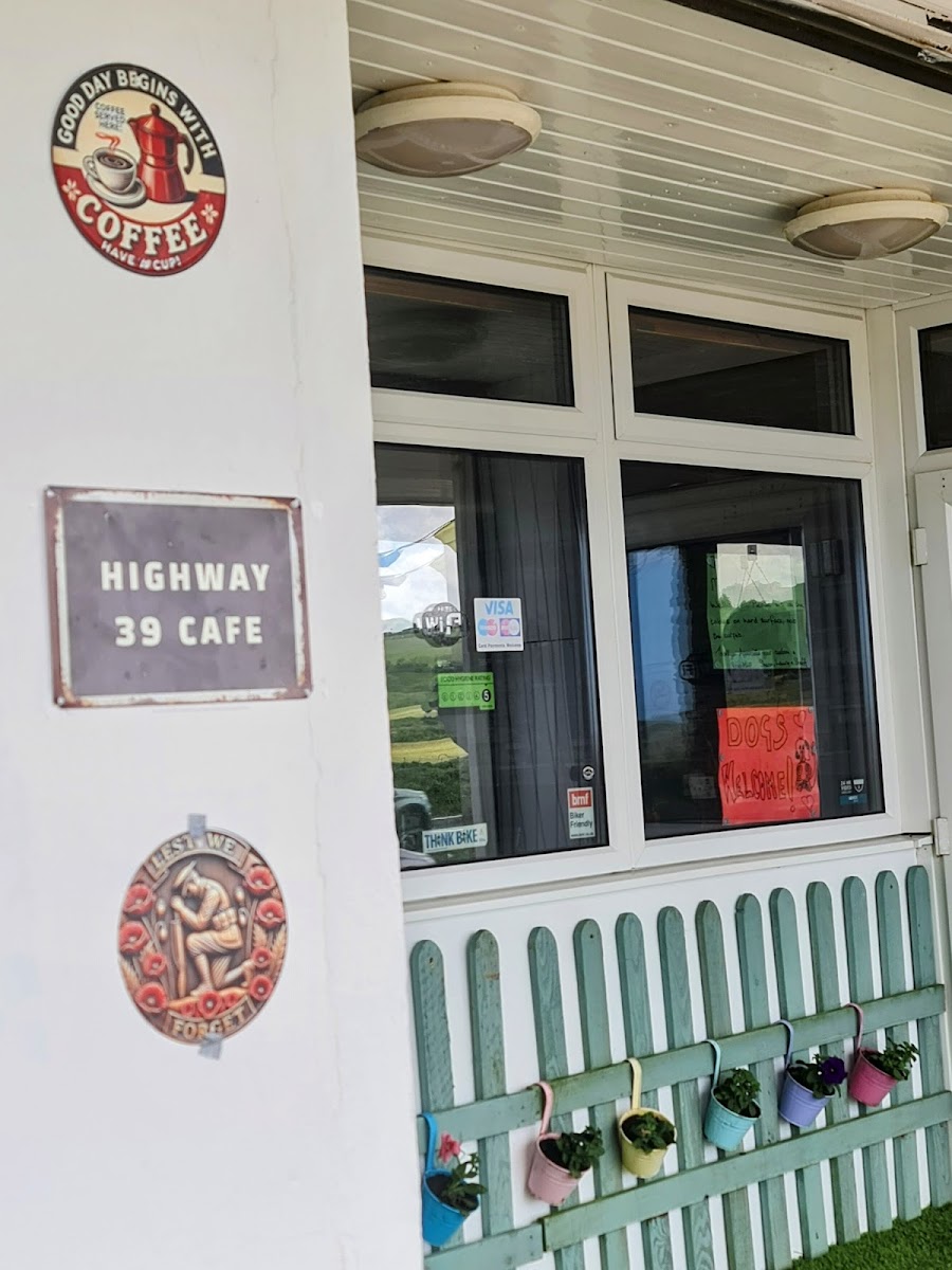 Highway 39 Cafe & Lounge