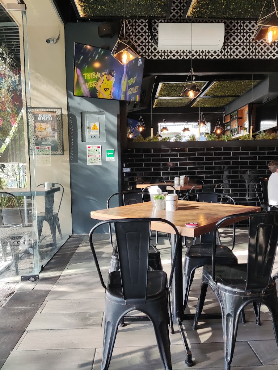 The Crunchy Corner (Plaza Cuatro Hojas)