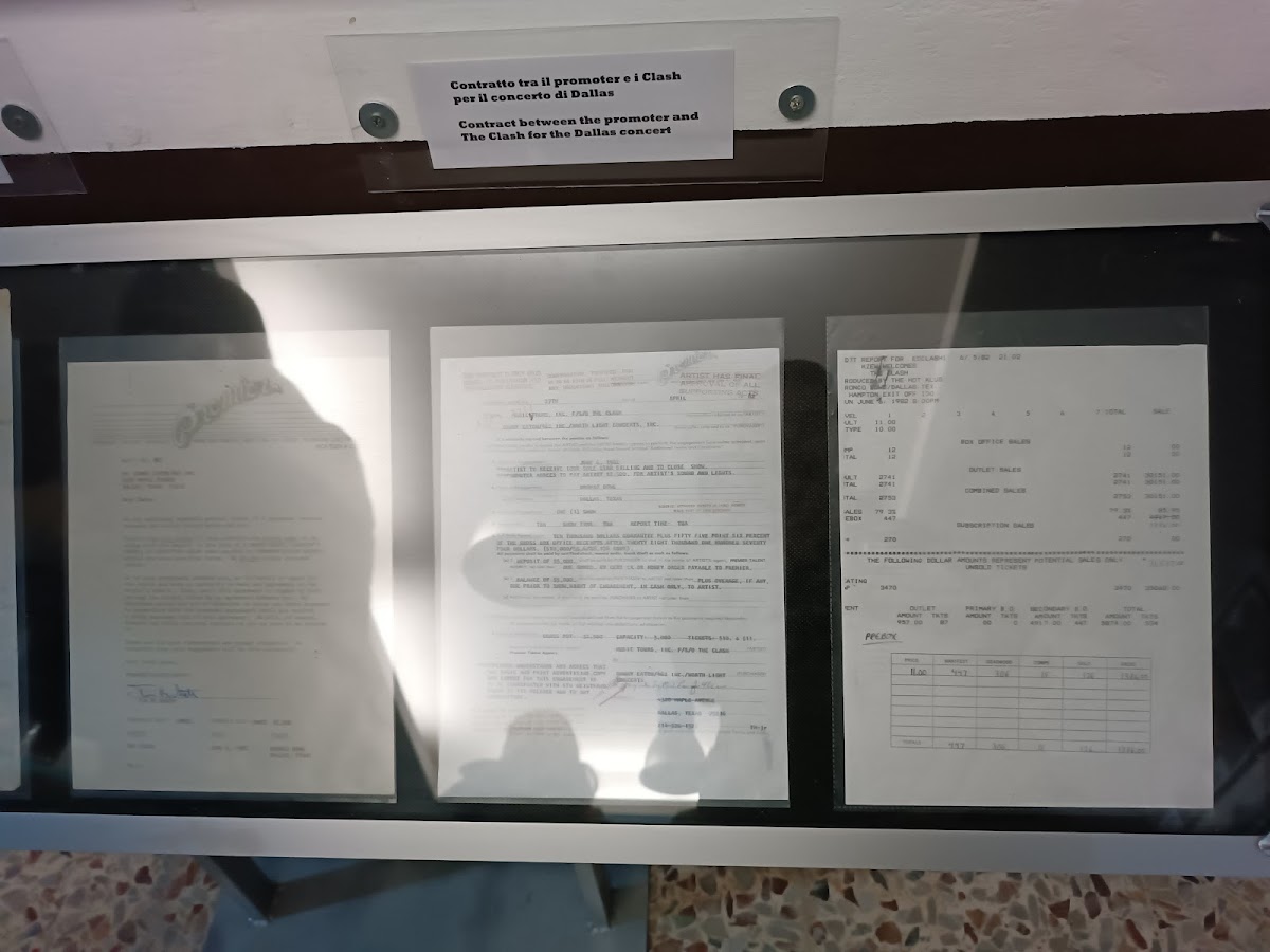 Clash City Rockers Cafè - 3