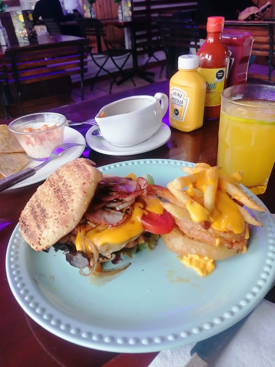 Pastelería y Cafetería Queso y Zarzamora, QZ