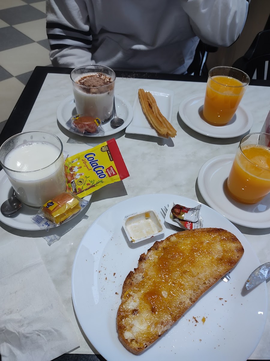 Cafeteria Chocolateria Arguelles - 8