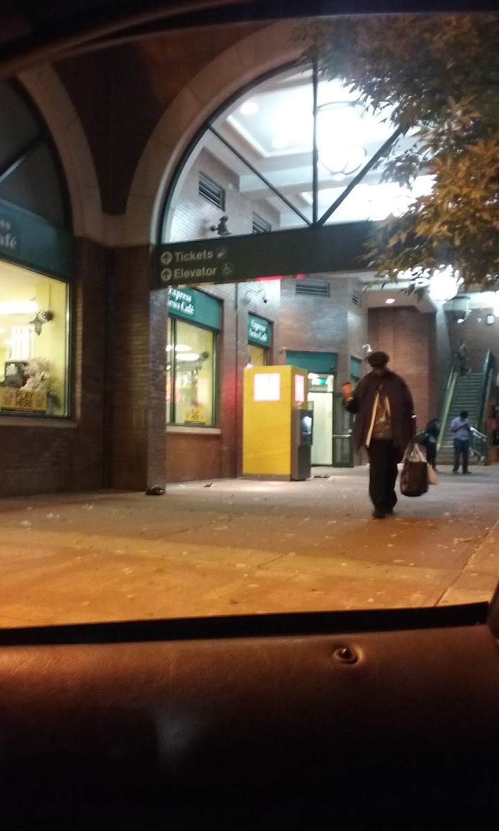 Express News Cafe - Rahway Station - 4