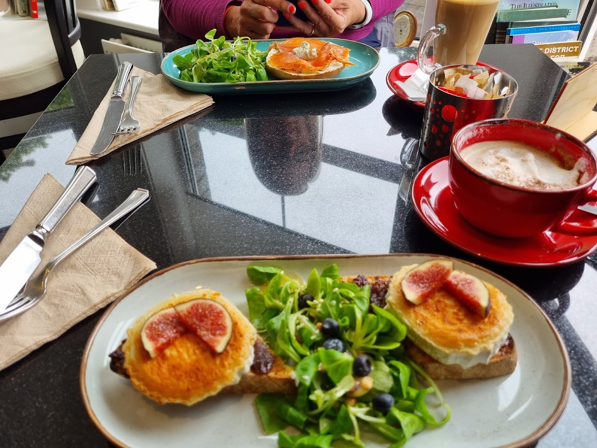 LakeSide House Cafe - 9