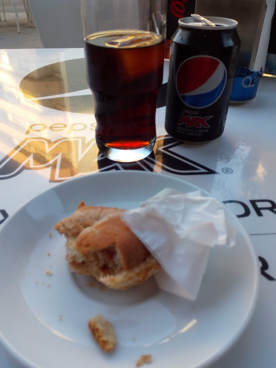 Cafeteria-Panaderia Dylan's - 5