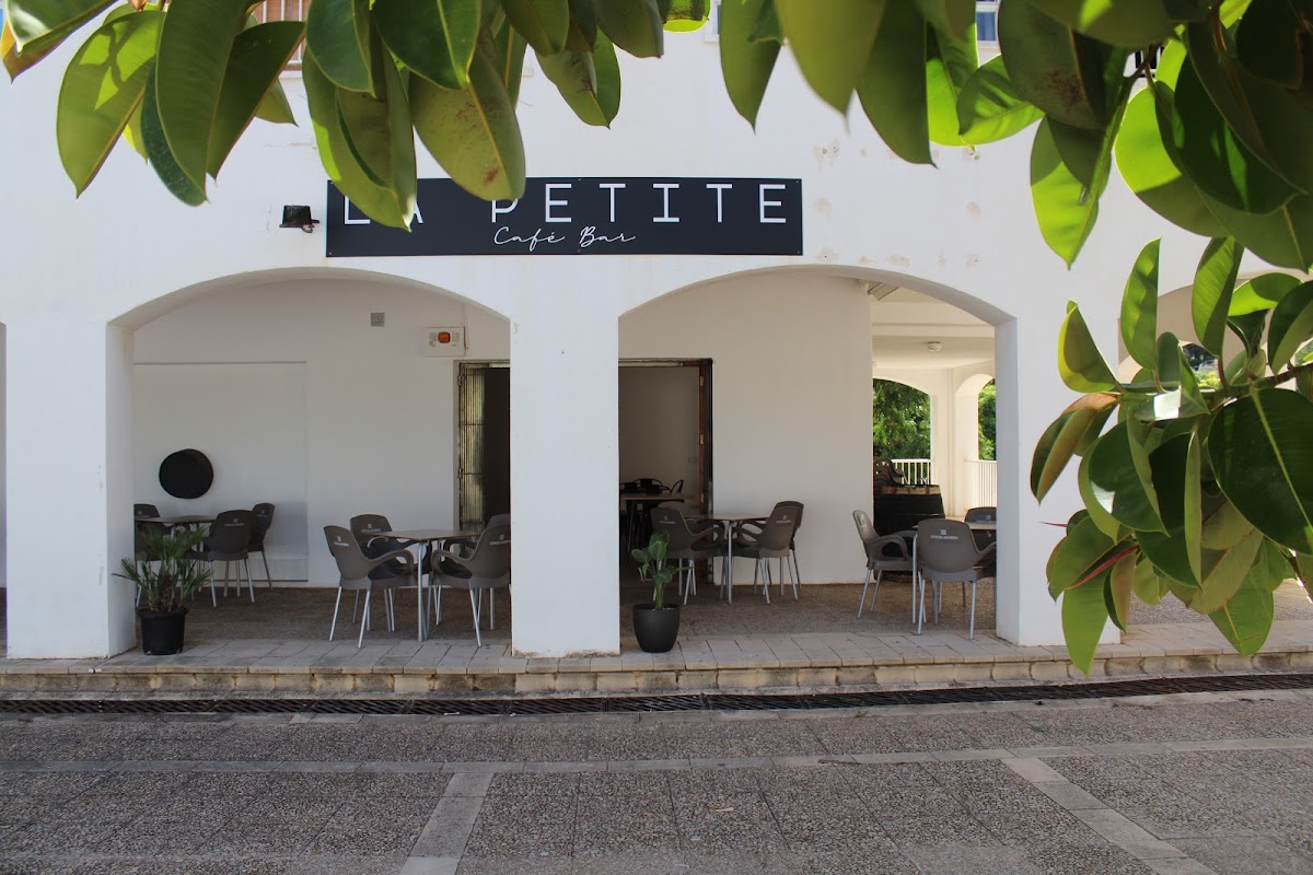La Petite Café Bar