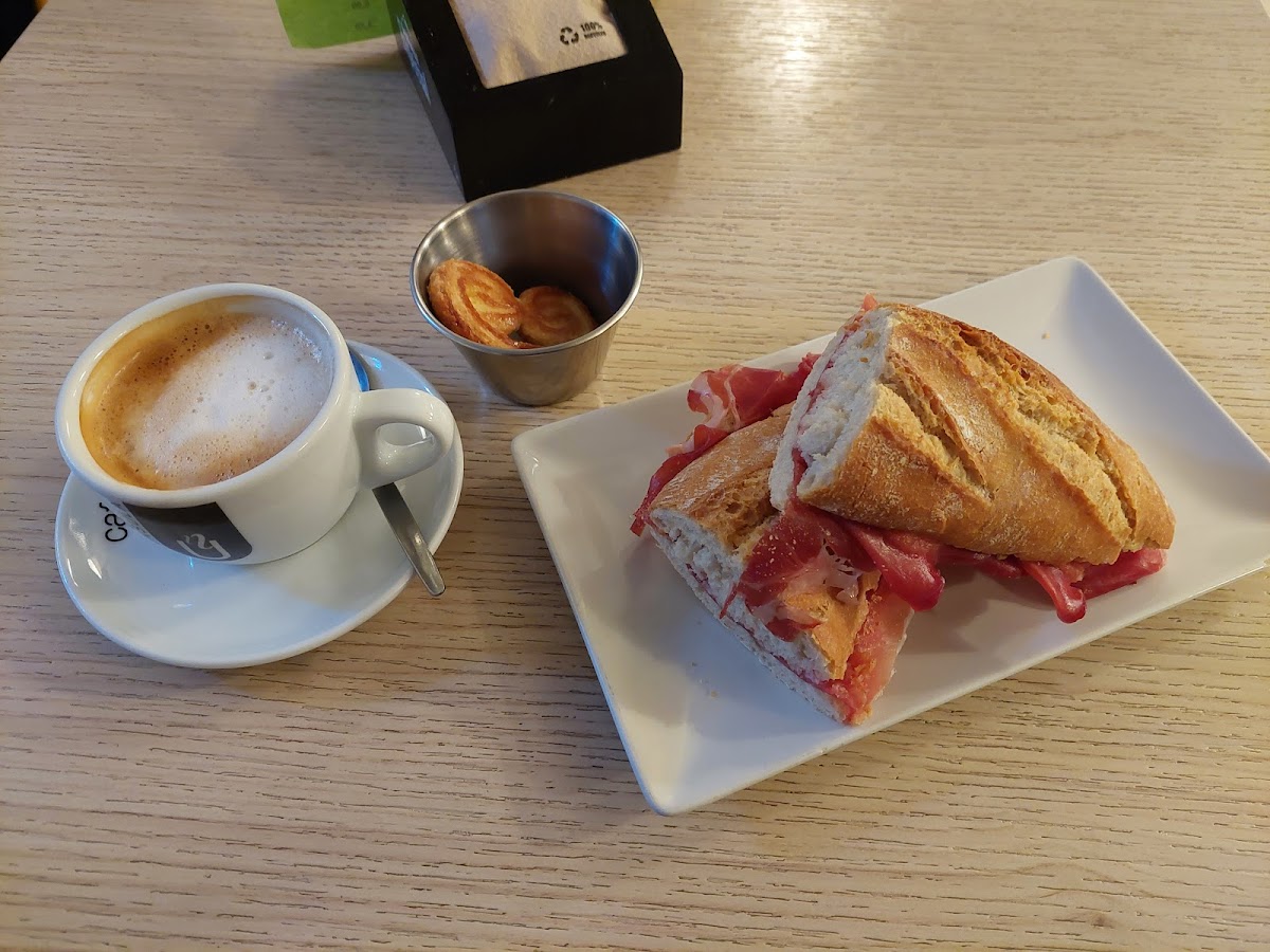 Cafeteria La Casita Del Jamon - 10