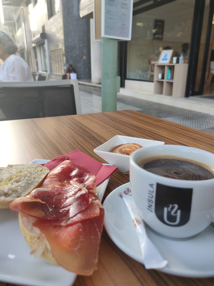 Cafeteria La Casita Del Jamon - 8