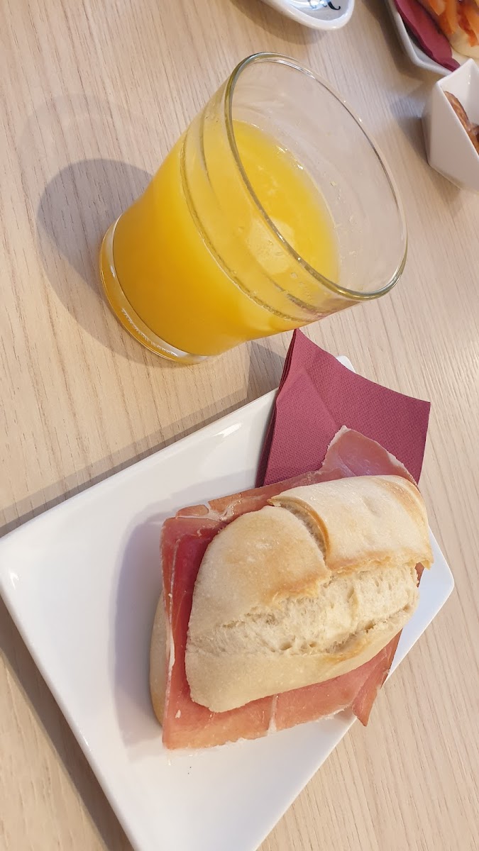 Cafeteria La Casita Del Jamon - 9