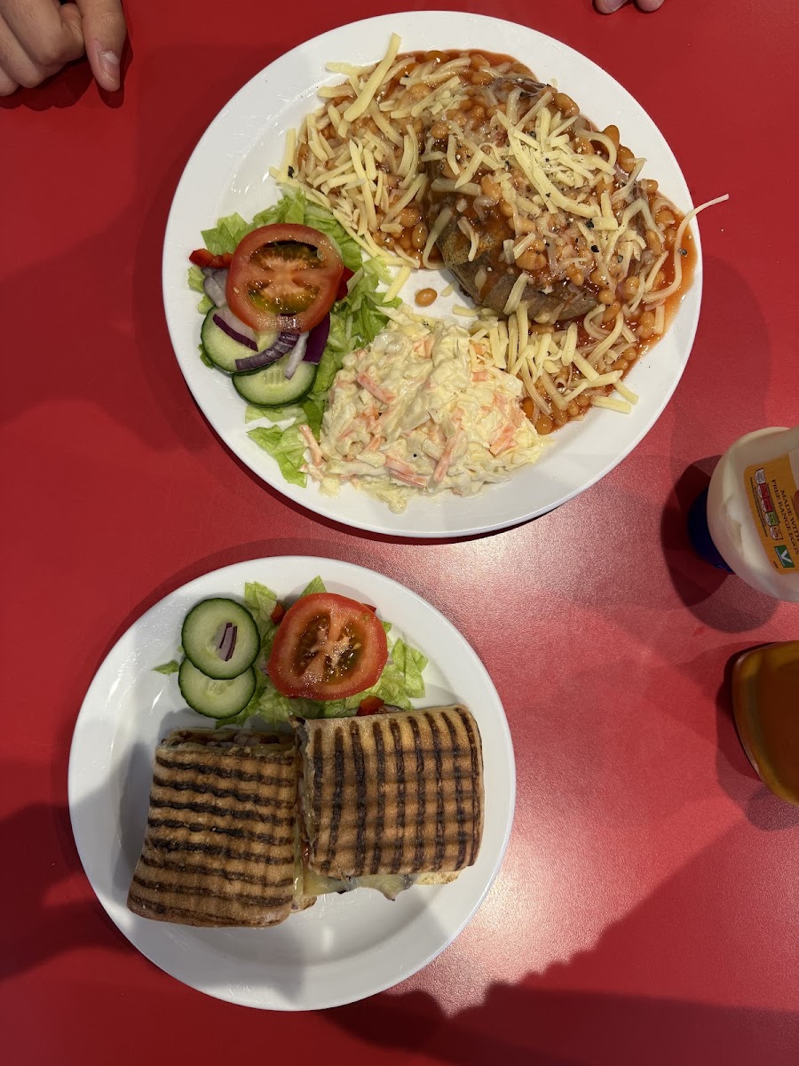 Cruise in Cafe - Dog Friendly, Serving Breakfast & Lunch - 4