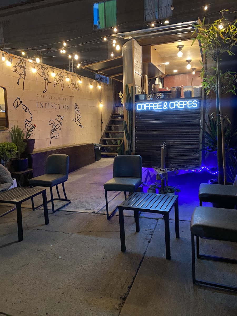 Extinction Coffee & Crepes