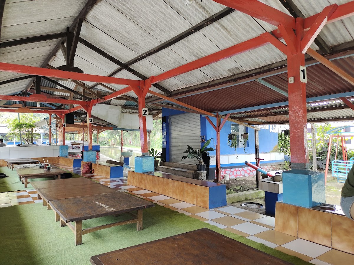 Lesehan & Kolam Pancing 'PACET INDAH'