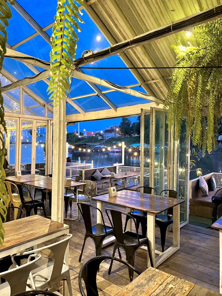 Bucktown Cafe & Hangout