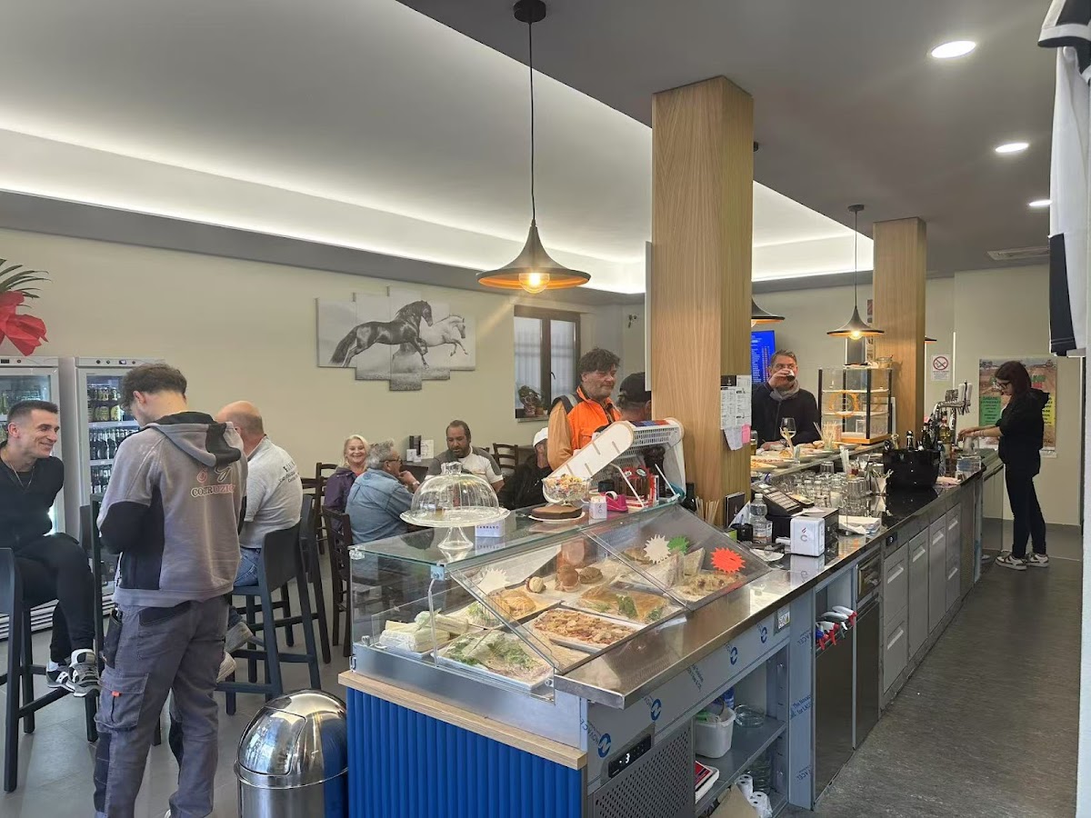 Central Bar di Ye Jiangbin