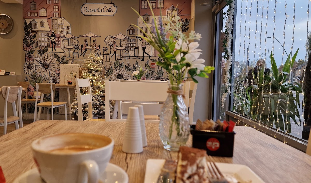 Bloom's Cafe - 10
