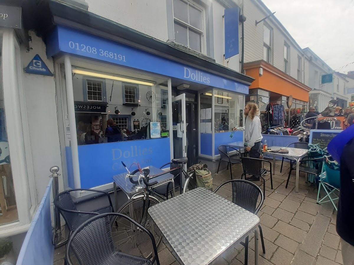 Dollies Cafe & Bar - 3